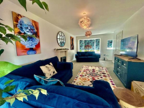 6 Bedroom House - Big Savings On Long Stays